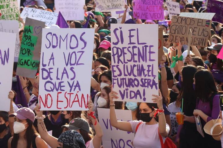 Basta de violencia contra las mujeres! Exigen feministas durante marcha #8M  en CDMX - La Prensa