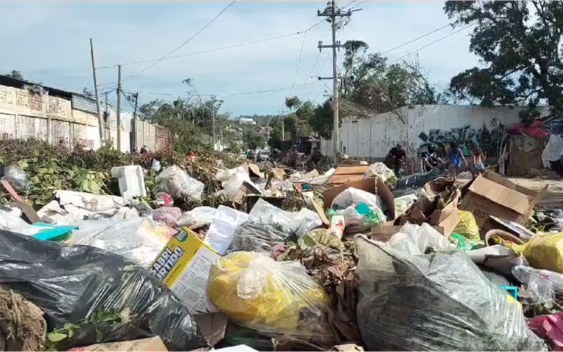 Estamos viviendo entre la mugre”: damnificados exigen ayuda ante  acumulación de basura en Acapulco - La Prensa | Noticias policiacas,  locales, nacionales